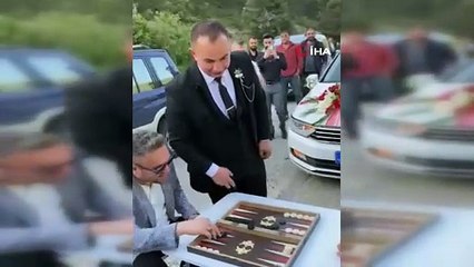 Damadın arkadaşları gelin arabasının önünü tavla masasıyla kesti