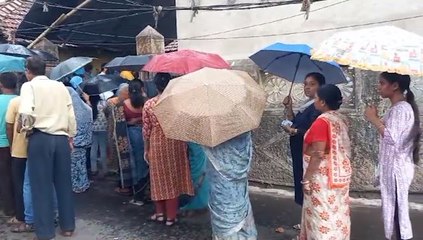 পঞ্চম দফার নির্বাচনের মাঝেই শুরু স্বস্তির বৃষ্টি! ছাতা মাথায় ভোট দিলেন ভোটাররা