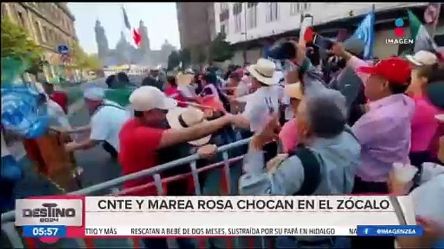 La CNTE y la Marea Rosa chocan en el Zócalo de la CDMX