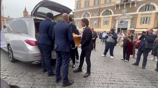 I funerali di Franco Di Mare, il feretro entra in Chiesa