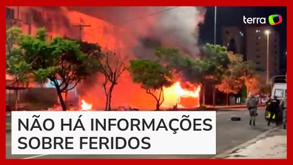 Grupo bloqueia rua e ateia fogo em ônibus em Porto Alegre