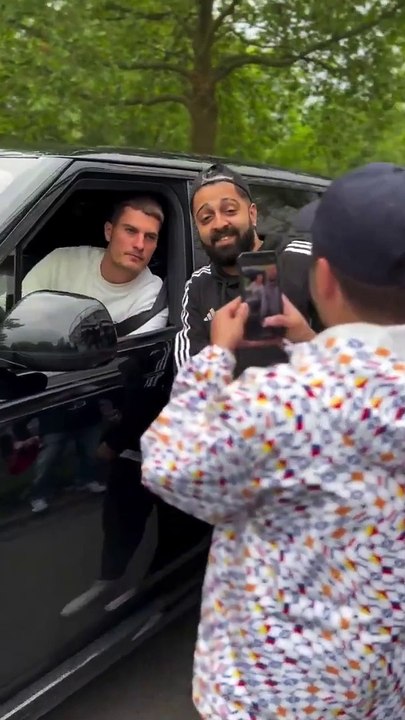 Beşiktaş taraftarından  Schick'e; "Come to Beşiktaş"