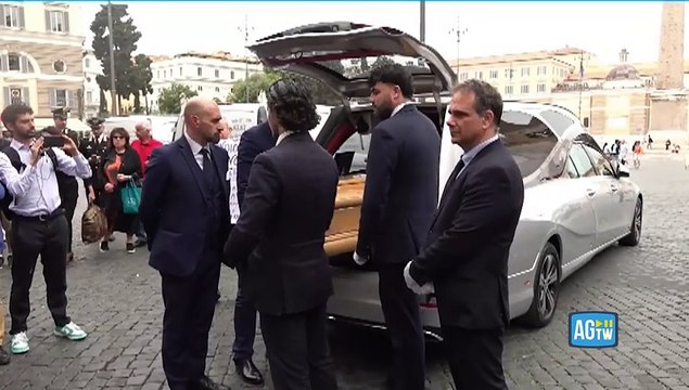 L'arrivo del feretro di Franco Di Mare alla Chiesa degli artisti di Roma