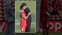 ظهر بعلم مصر.. محمد صلاح مع عائلته في أنفيلد بعد نهاية الموسم.. وعناق أخير مع كلوب ❤️