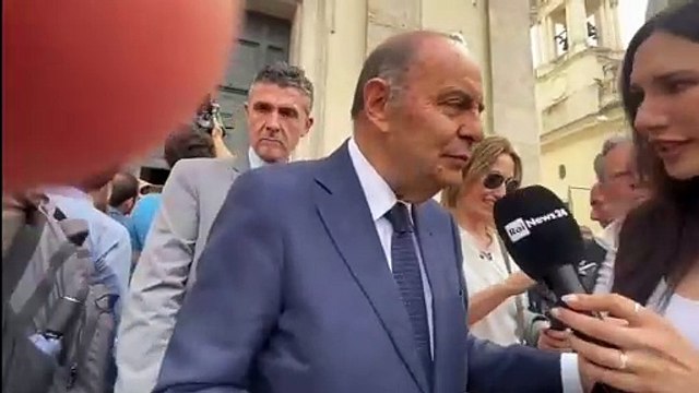 Funerali di Franco Di Mare, il ricordo di Bruno Vespa: «Una persona perbene, conserverò i suoi messaggi nel mio telefonino»