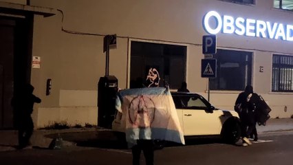 "Contra a transformação social". Fachada do Observador vandalizada