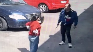 Violencia en un bazar chino: un hombre intenta apuñalar a su esposa con un cuchillo