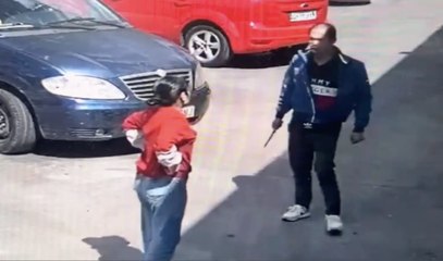 Violencia en un bazar chino: un hombre intenta apuñalar a su esposa con un cuchillo
