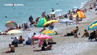 Sıcak havayı fırsat bilen Antalyalılar plajlara akın etti