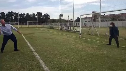 El video del penal a Milei: Se ve cómo se lo arrojan con la mano