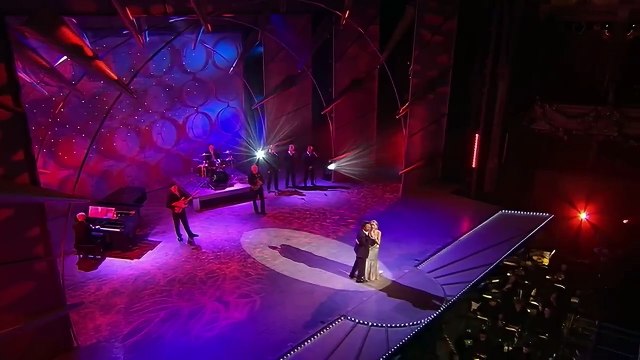 CLIFF RICHARD & OLIVIA NEWTON-JOHN - The Twelfth of Never (live) (Royal Variety Performance December 15, 2004)