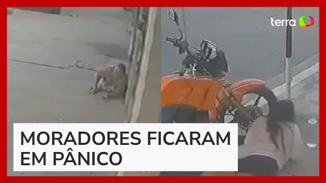 Mulheres se jogam no chão ao ficarem em meio a tiroteio entre PMs e criminosos no RJ