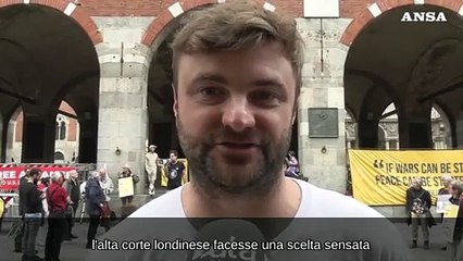 Milano, presidio per chiedere la liberta' di Julian Assange