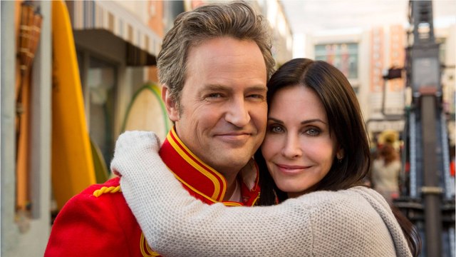 GALA VIDEO - Mort de Matthew Perry, son amie Courteney Cox fait d’étonnante confidences : “Il me rend souvent visite”