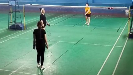 mengisi waktu weekend dengan olah raga badminton