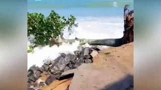 Ressaca do mar em Macaé provoca desmoronamento de duas casas