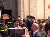 Funerali di Franco Di Mare, la bara tra gli applausi lascia la Chiesa degli Artisti a Roma