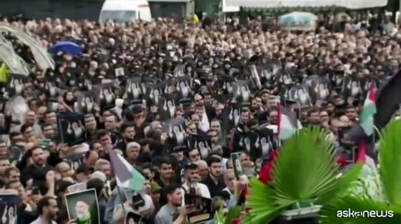 Migliaia di iraniani in piazza a Teheran per piangere Raisi