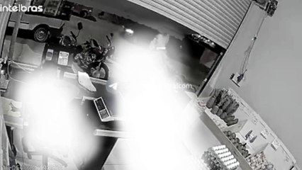 Cámara capta momento cuando sicario llega a matar al cobrador de una tienda