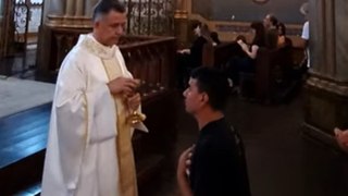 Padre se nega a dar hóstia na boca de fiel e é alvo de críticas; vídeo