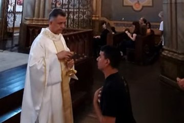 Padre se nega a dar hóstia na boca de fiel e é alvo de críticas; vídeo