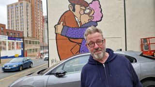 The Snog is BACK! Pete McKee's iconic Sheffield artwork returns to Fagan's wall