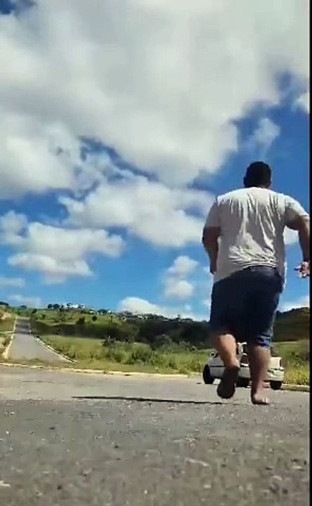 Il veut faire un petit dérapage en voiture pour sa video Insta... raté