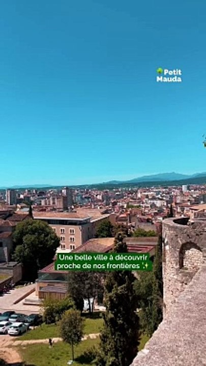 La ville de Gérone et ses merveilles ✨  Plongez au cœur de l'âme catalane en découvrant la ville enchanteresse de Gérone, où chaque coin raconte une histoire millénaire.   Déambulez dans son dédale de ruelles médiévales, où les pierres témoignent du p