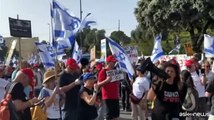 Manifestanti israeliani davanti alla Knesset a Gerusalemme