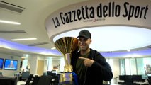Lautaro con la Coppa dello scudetto in Gazzetta: guarda il backstage della sua visita in redazione