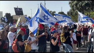 Manifestanti israeliani davanti alla Knesset a Gerusalemme
