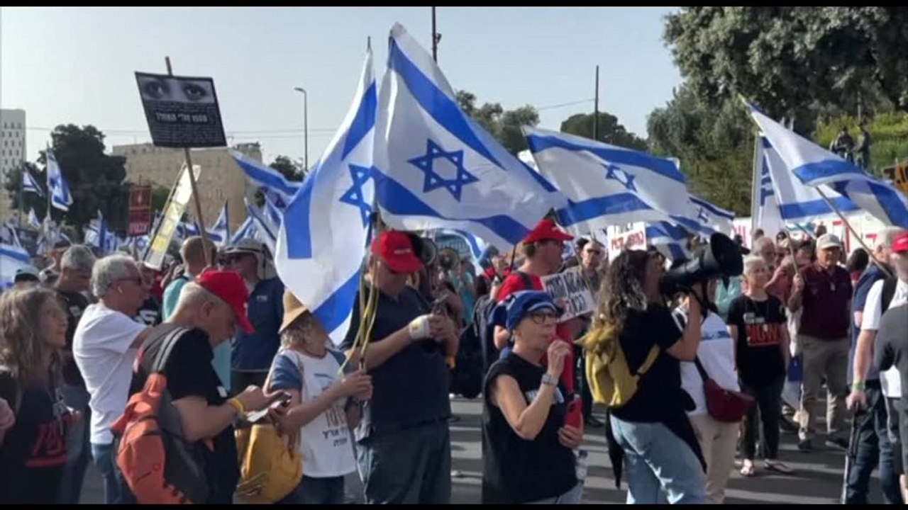 Manifestanti israeliani davanti alla Knesset a Gerusalemme