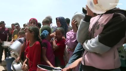 شاهد: طوابير للحصول على طعام شحيح والجوع يفتك بالنازحين في مخيم المواصي جنوب قطاع غزة