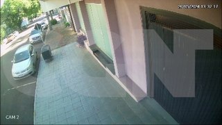 Câmera flagra Nivus colidindo contra muro de escritório no Centro