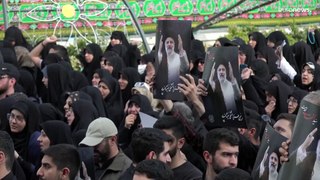 شاهد: في وسط طهران ... بكاء ونواح على وفاة الرئيس الإيراني