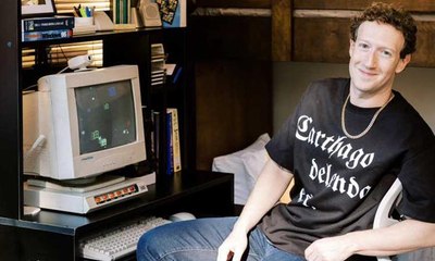 قميص عيد ميلاد مارك زوكربيرج يدعو إلى "تدمير قرطاج"