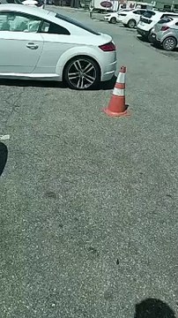 Condutor de Audi colide em carro estacionado em shopping