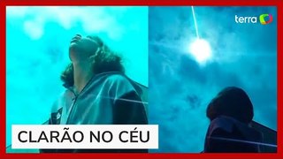 Enquanto faz selfie, jovem flagra meteoro cruzando o céu em Portugal