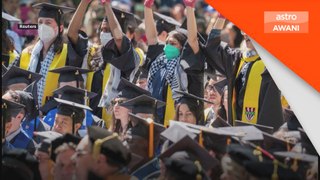 Ratusan pelajar keluar dari majlis graduasi Universiti Yale