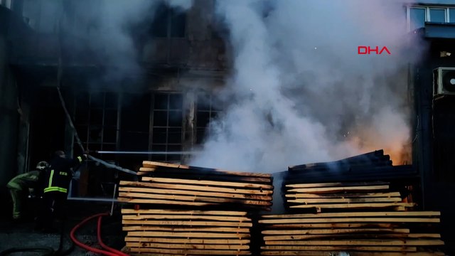 İnegöl'de mobilya imalathanesinde çıkan yangın söndürüldü