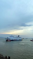 Kapal bisa berlabuh di beberapa tempat, tapi CINTA hanya berlabuh di satu hati 