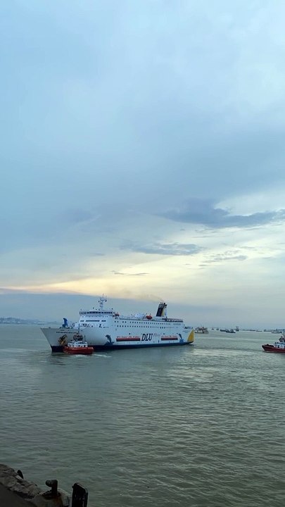 Kapal bisa berlabuh di beberapa tempat, tapi CINTA hanya berlabuh di satu hati 