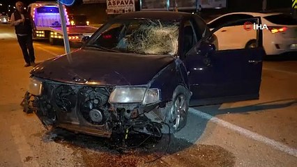 Refüje çarpan otomobil metrelerce sürüklendi: 2 yaralı