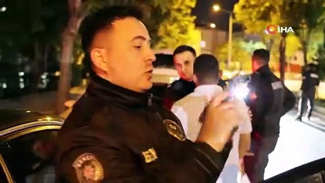 Ruhsatsız tabanca ile yakalandı, kelepçe takılınca gülerek polis aracına gitti