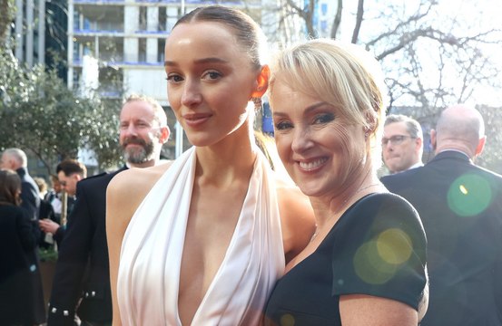 Phoebe Dynevors Mutter Sally Dynevor schwärmt von ihrem Verlobten