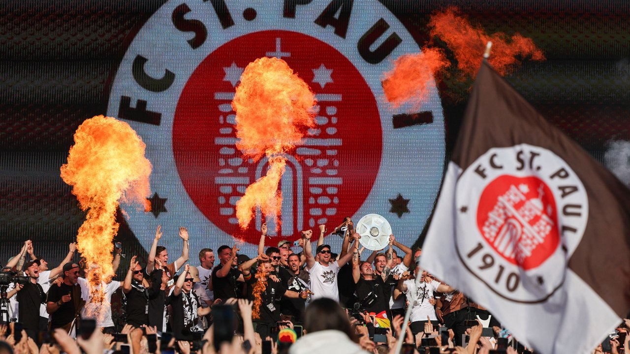 Irvine stemmt die 'Felge' nach oben: St. Pauli feiert rauschende Meisterparty