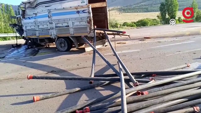 Afyonkarahisar’da yolcu otobüsü ile kamyonet çarpıştı: Çok sayıda yaralı var