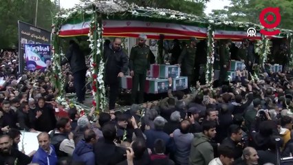 Reisi'yi binlerce kişi uğurluyor!