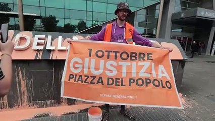 Ultima Generazione, blitz al ministero della Salute all'Eur: vernice sui muri e attivisti incollati a terra: quattro fermati