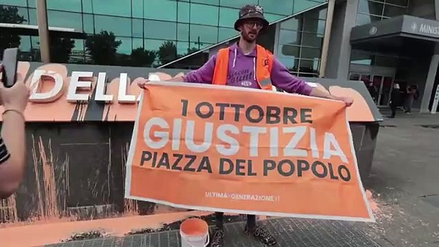 Ultima Generazione, blitz al ministero della Salute all'Eur: vernice sui muri e attivisti incollati a terra: quattro fermati